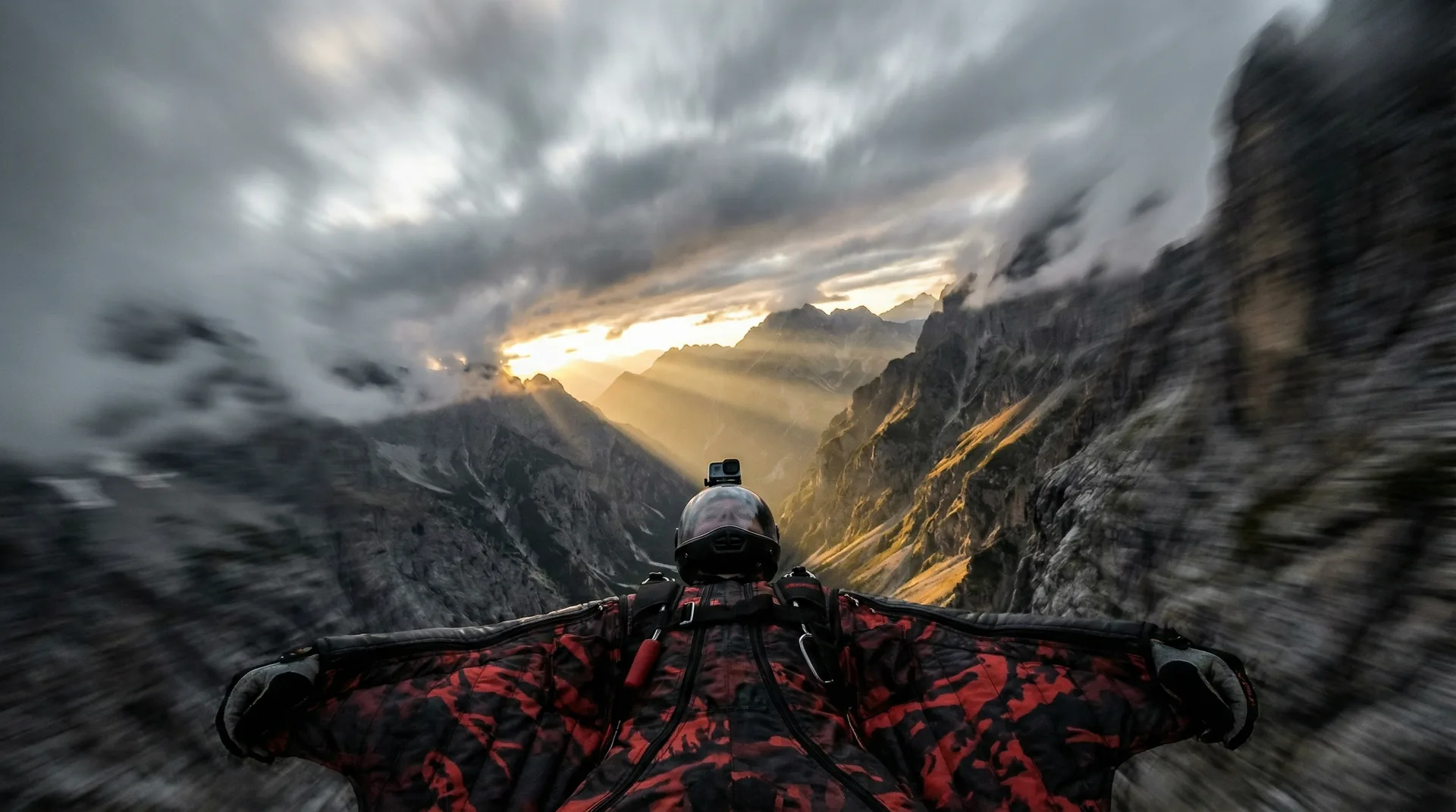 翼装飞行穿越峡谷 - 打飞机 高空视角